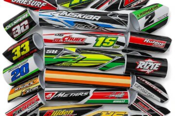 Collection variée de kits de décoration moto en vinyle haute résistance, présentant des designs sportifs, des numéros de course et des logos, pour personnaliser et protéger les motos au Maroc.