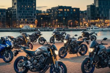 Groupe de motos Yamaha sur un quai au coucher du soleil
